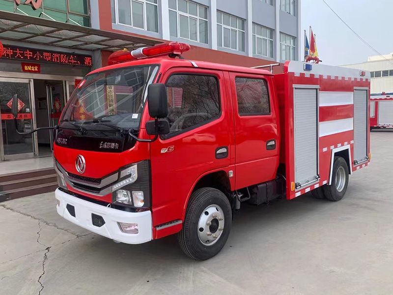 东风多利卡3吨水罐消防车